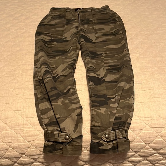Never worn Express cropped camo - Picture 1 of 2